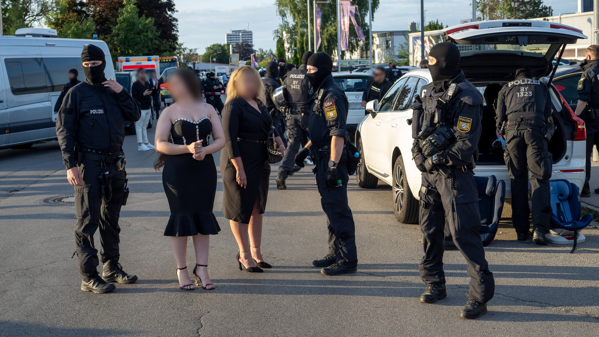 Bei einer groß angelegte Kontrolle in Königsbrunn hat die Polizei die Gäste einer Familienfeier mit rund 300 Gästen überprüft.