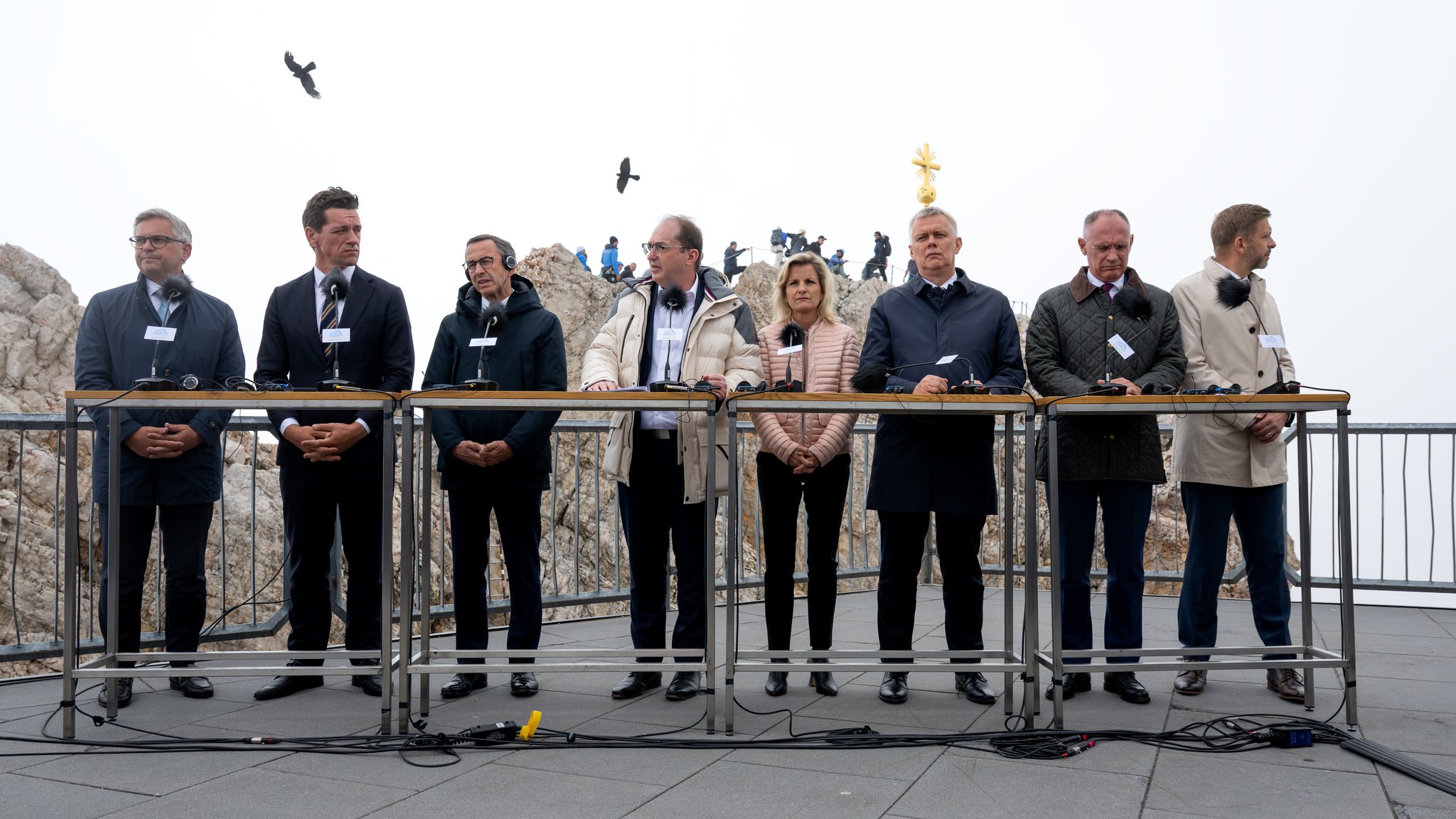 Magnus Brunner (l-r), EU-Kommissar für Inneres und Migration, Kaare Dybvad, Minister für Ausländer und Integration von Dänemark, Bruno Retailleau, Innenminister von Frankreich, Alexander Dobrindt (CSU), Bundesinnenminister, Daniela Ludwig, Parlamentarische Staatssekretärin in Innenministerium, Tomasz Siemoniak, Innenminister von Polen, Gerhard Karner, Innenminister von Österreich, und Vit Rakusan, Innenminister von Tschechien, nehmen nach einem europäischen Ministertreffen zur Migrationspolitik auf der Zugspitze an einer Pressekonferenz teil.
