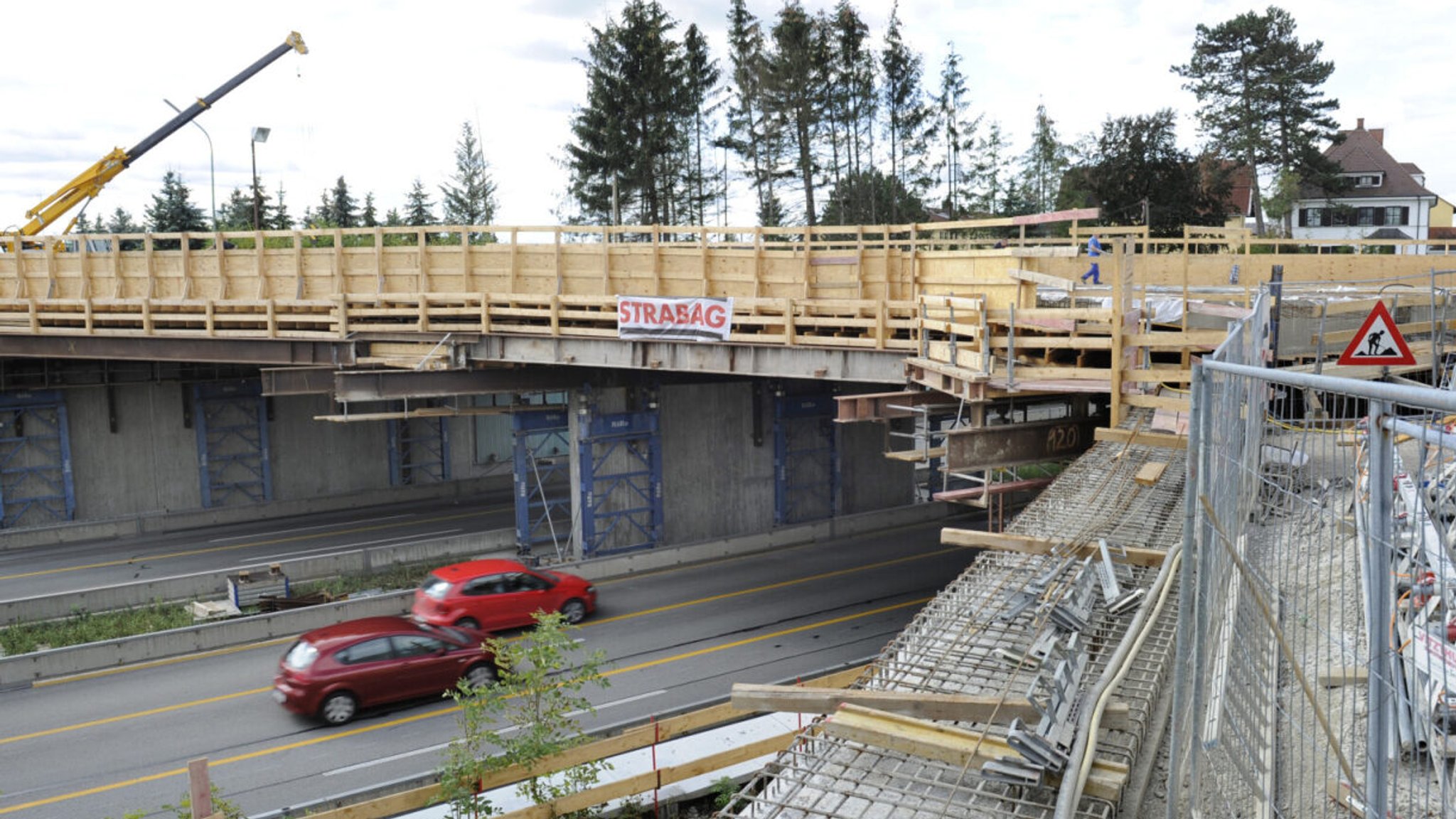 Baustelle einer Brücke über die Autobahn bei Feldkirchen
