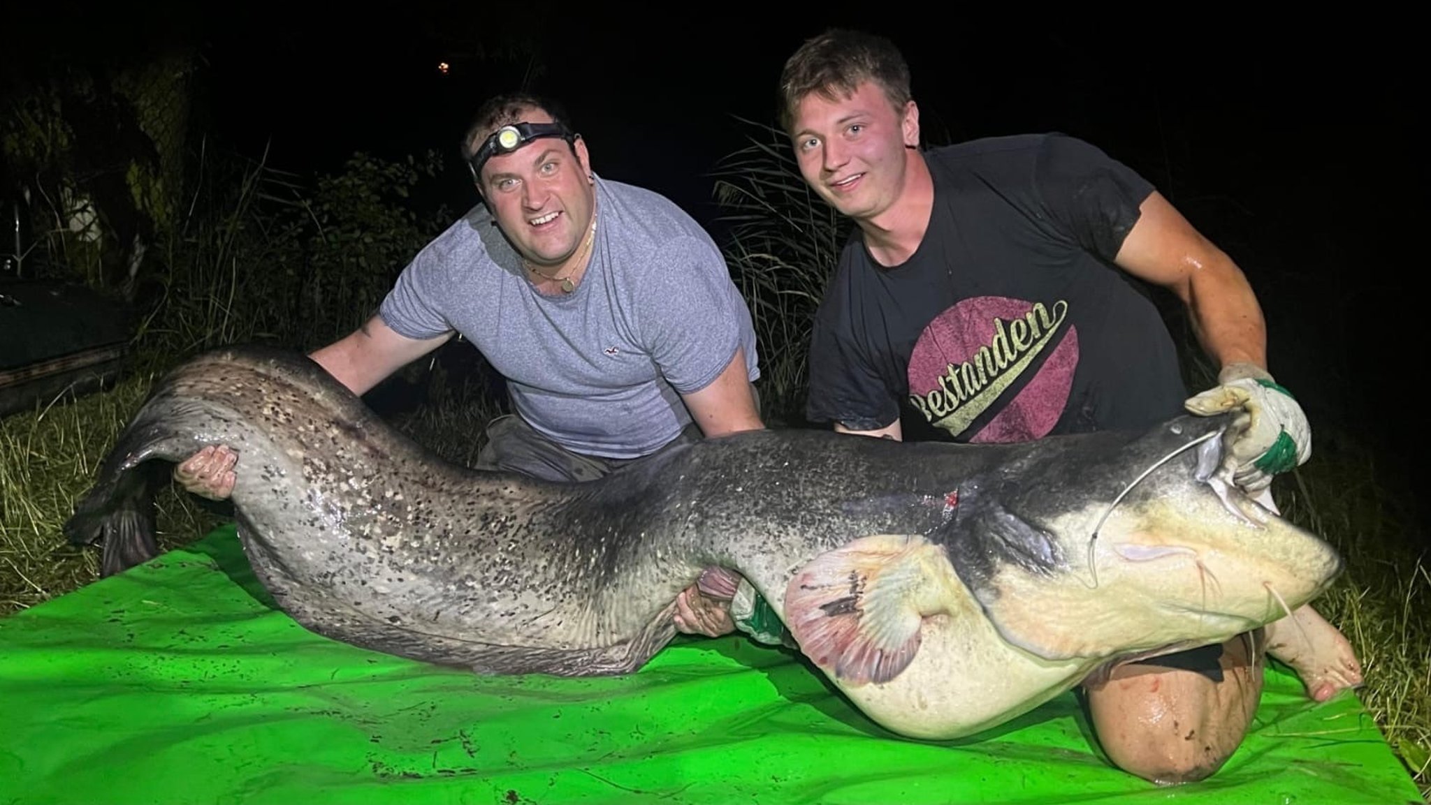 Angler Martin Braun (r.) und sein Begleiter.