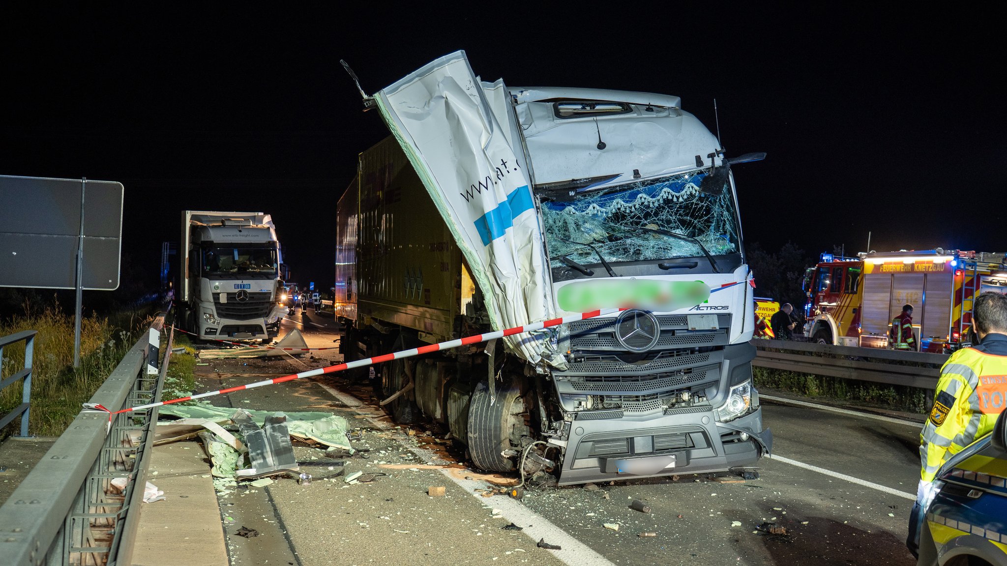 Schlimmer Unfall auf der A70: Ein Sattelzug fährt in einen Lkw auf dem Standstreifen, der anhielt, um zu helfen.